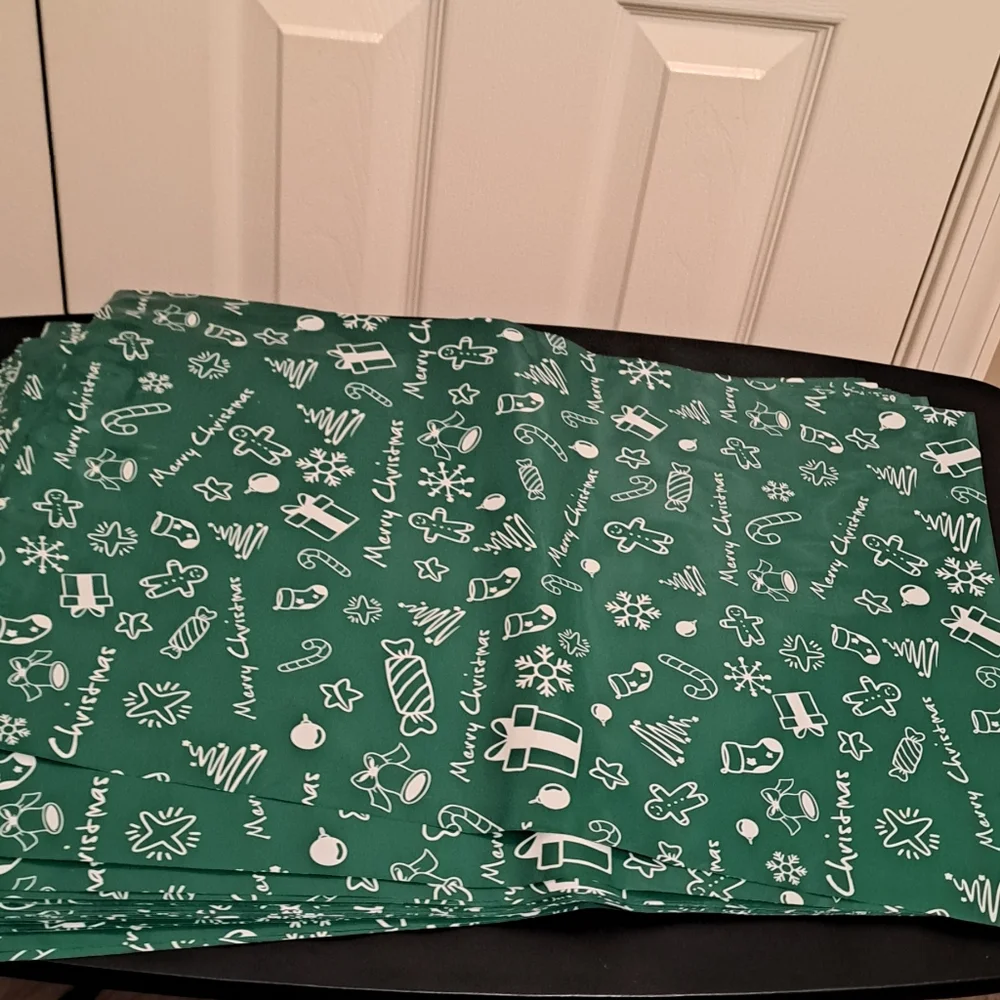 15 ct 14.5×19 Green Christmas Themed Polymailers